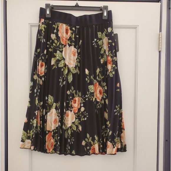 unbranded Dresses & Skirts - Pleated A-line floral print skirt​